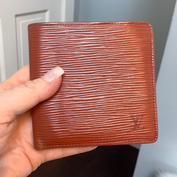 1997 authentic men’s brown epi louis button wallet